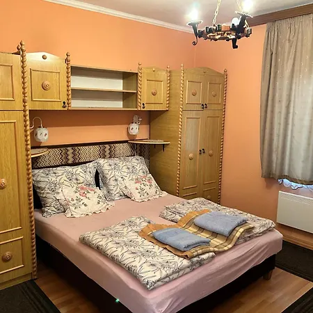 Szabo Apartmanhaz Проживание в семье Залакарош
