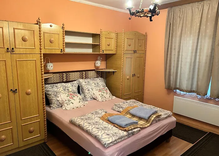 Szabo Apartmanhaz Проживание в семье Залакарош